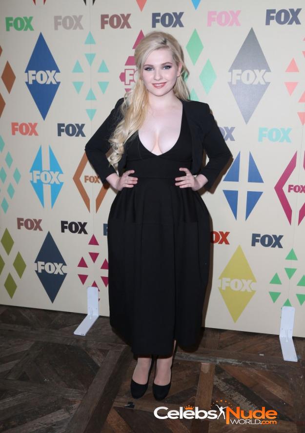 Abigail Breslin Cleavage  2959