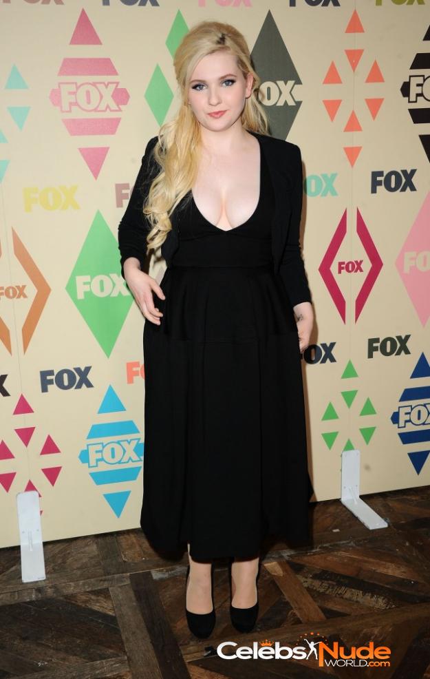 Abigail Breslin Cleavage  2960