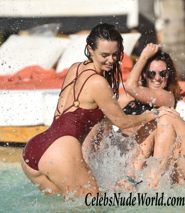 Jennifer Metcalfe Pubes And Cameltoe In A Swimsuit Poolside 29838