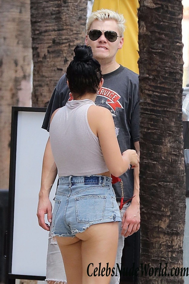 Ariel Winter Ass Cheeks And Pokies While Out Shopping In LA 30001