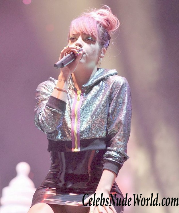 Lily Allen Pussy Upskirt At A Concert In Germany 31457