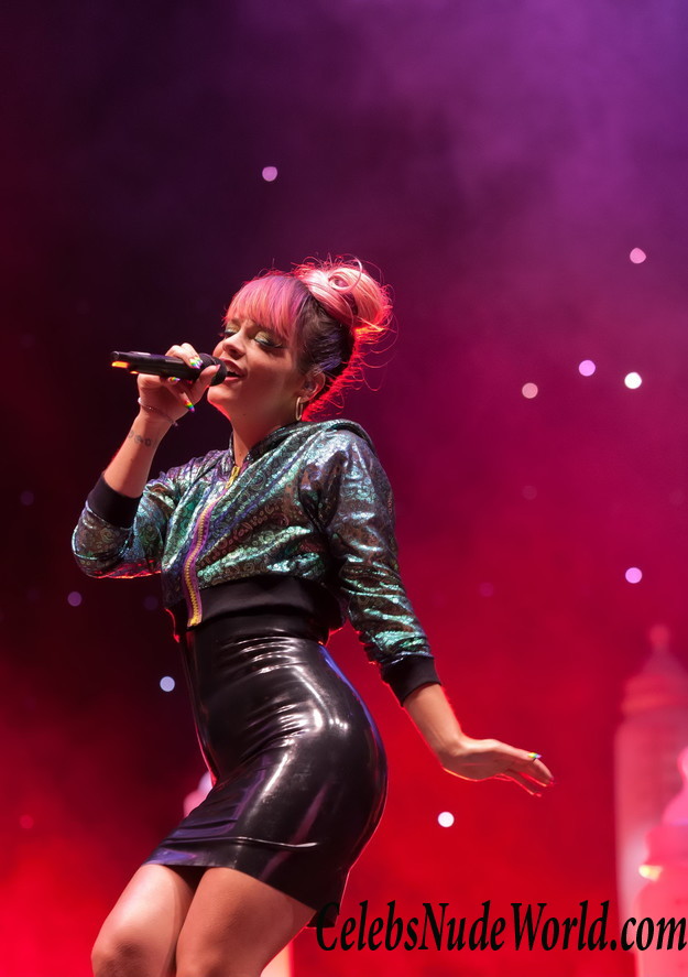Lily Allen Pussy Upskirt At A Concert In Germany 31460