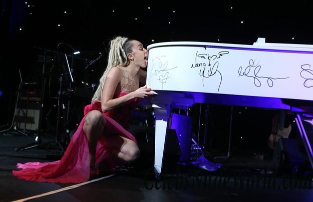 Miley Cyrus Upskirt At Vanguard Awards In Los Angeles 32892