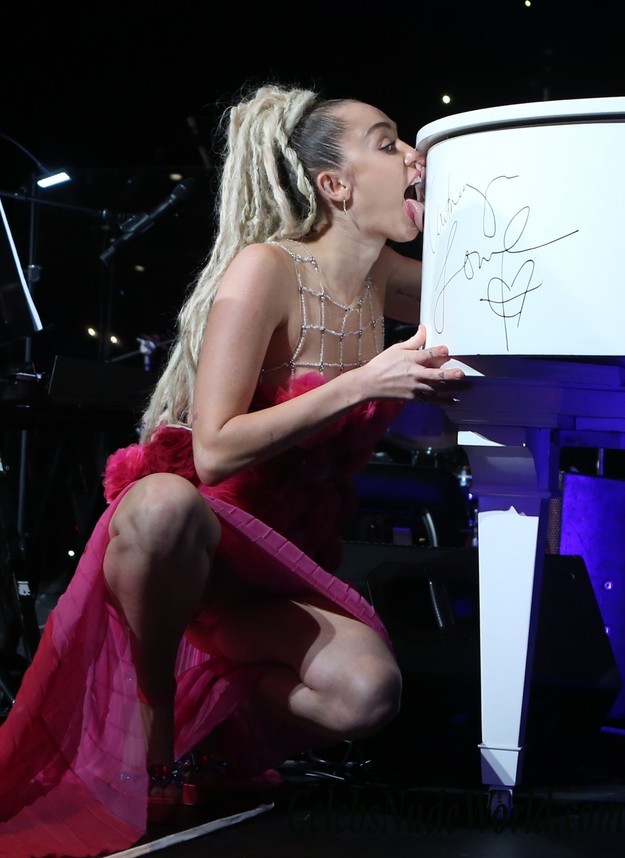Miley Cyrus Upskirt At Vanguard Awards In Los Angeles 32896
