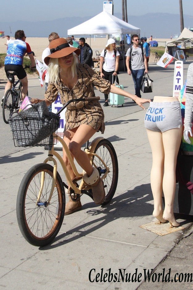 Blanca Blanco Upskirt At The Venice Beach Boardwalk 32989