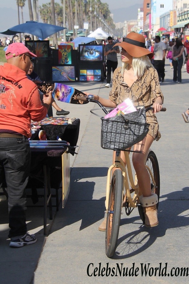 Blanca Blanco Upskirt At The Venice Beach Boardwalk 32993