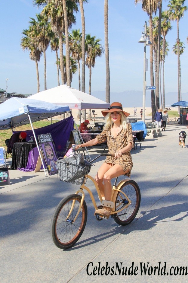 Blanca Blanco Upskirt At The Venice Beach Boardwalk 32995