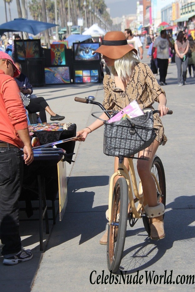 Blanca Blanco Upskirt At The Venice Beach Boardwalk 32997