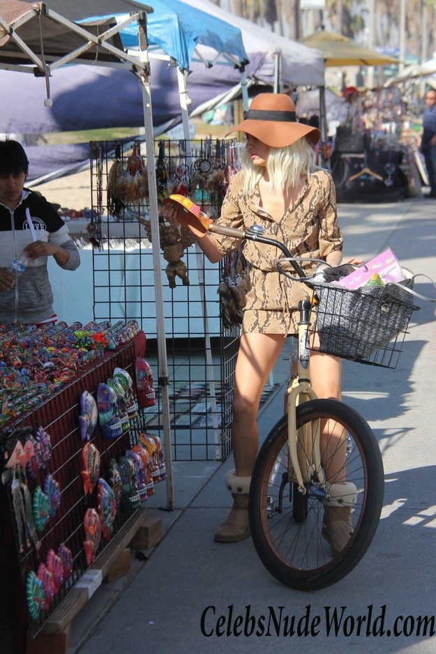 Blanca Blanco Upskirt At The Venice Beach Boardwalk 33011