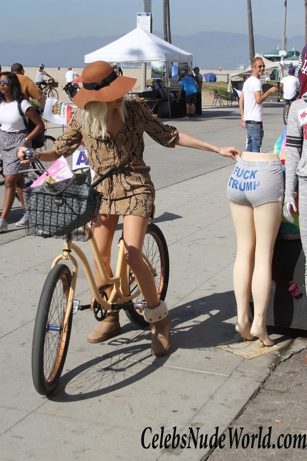 Blanca Blanco Upskirt At The Venice Beach Boardwalk 33017