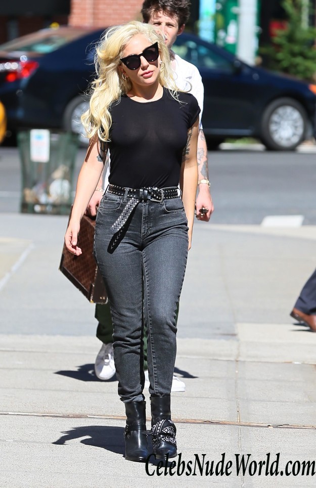 Braless Photos of Lady Gaga  33648