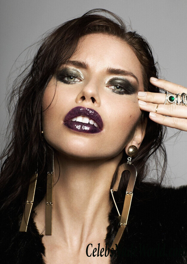 Amelie Lamarche Sexy 35350