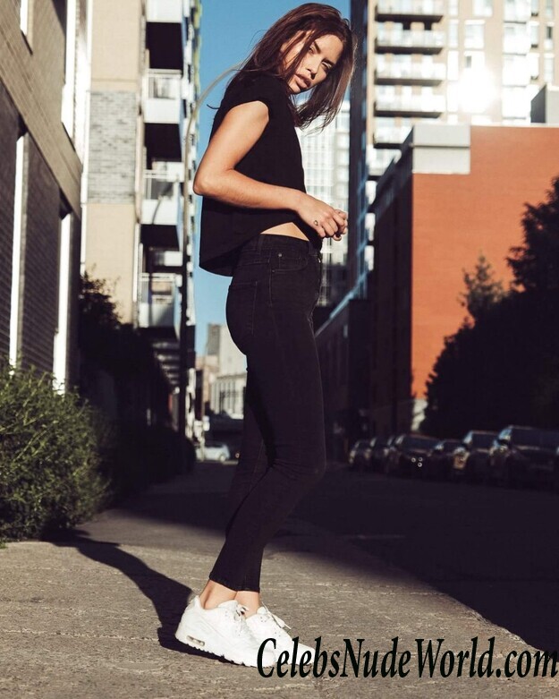 Amelie Lamarche Sexy 35380