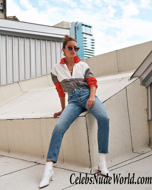 Amelie Lamarche Sexy 35397