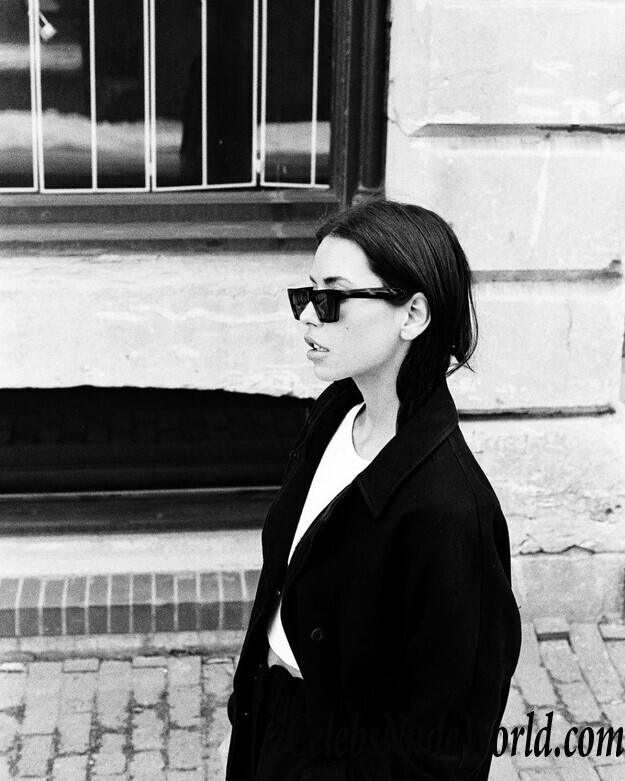 Amelie Lamarche Sexy 35400