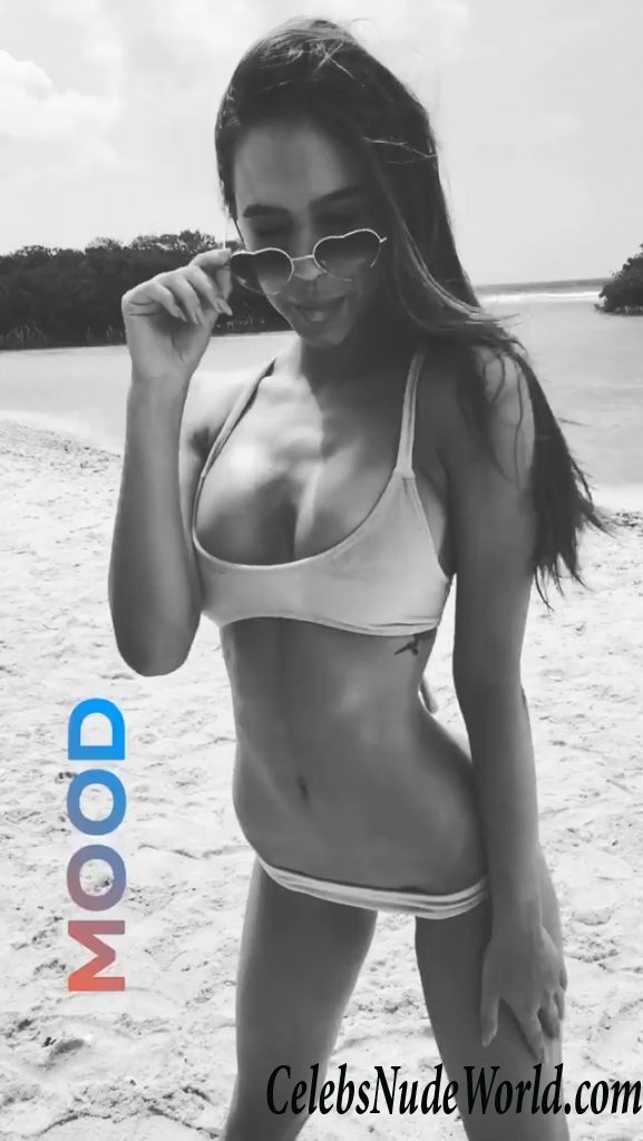 Alexis Ren Topless 36679