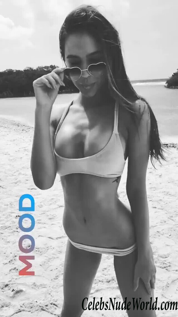 Alexis Ren Topless 36709