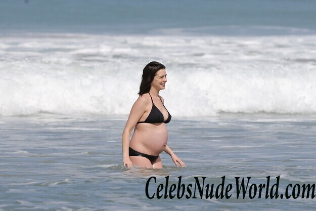 Anne Hathaway Bikini Pics 37086