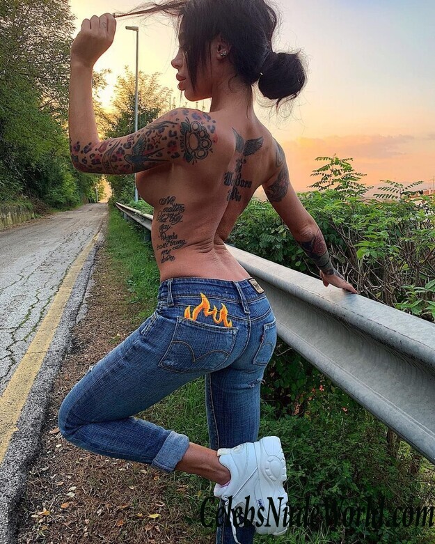 Alexis Mucci Topless 39913