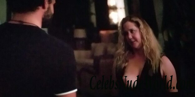 Amy Schumer Shows Off Her Tits 40133