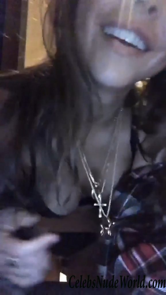 Alexis Ren Sexy 40597