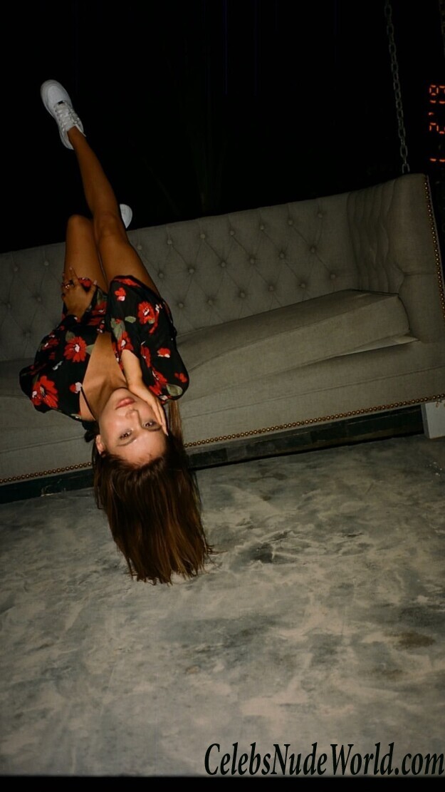 Alexis Ren Sexy 40614