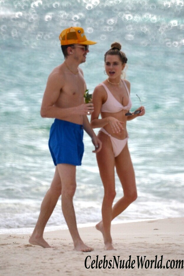 Anne Winters Bikini 41498