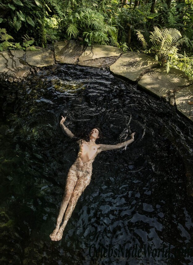 Amber Flowers Naked 41672