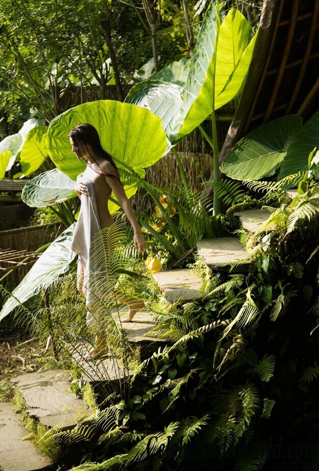 Amber Flowers Naked 41674