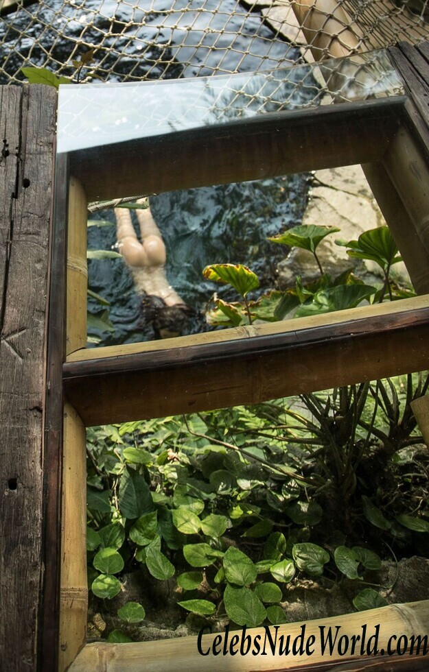 Amber Flowers Naked 41678