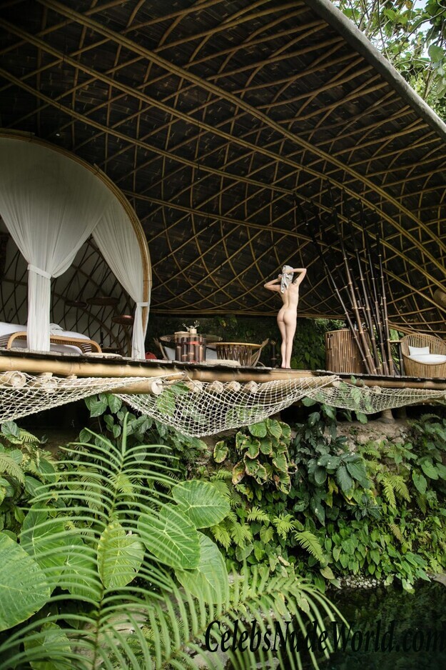 Amber Flowers Naked 41679