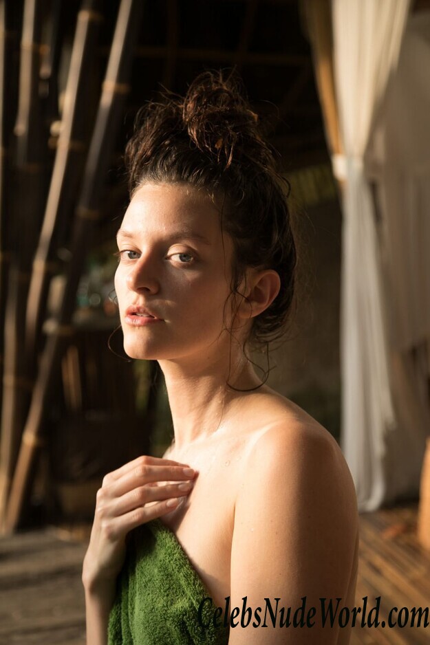 Amber Flowers Naked 41681