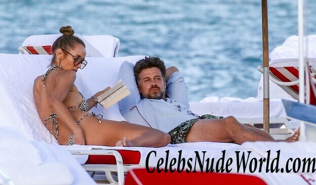 Annemarie Carpendale Bikini 42234