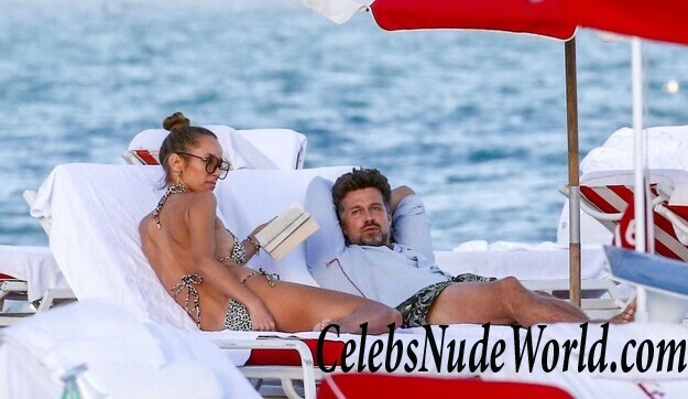 Annemarie Carpendale Bikini 42238