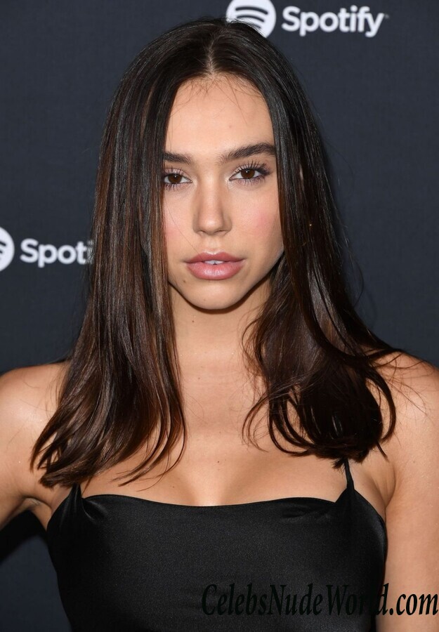 Alexis Ren Cleavage 43513