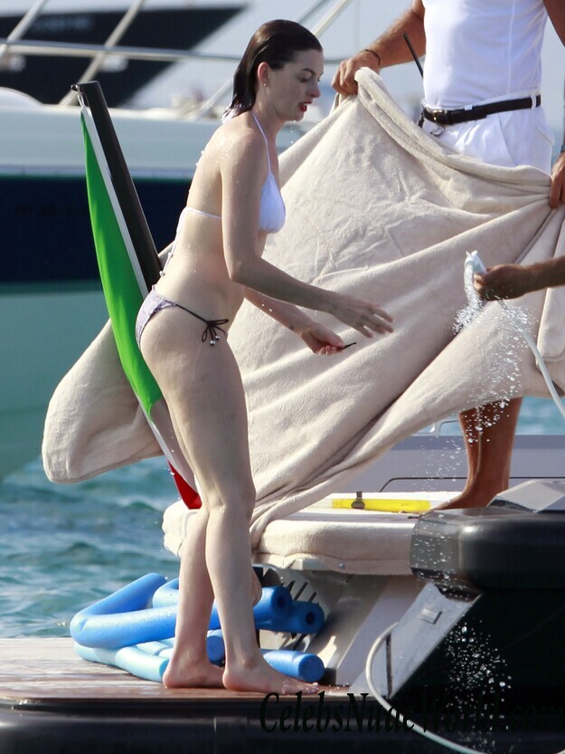 Anne Hathaway's pics in bikini 43748