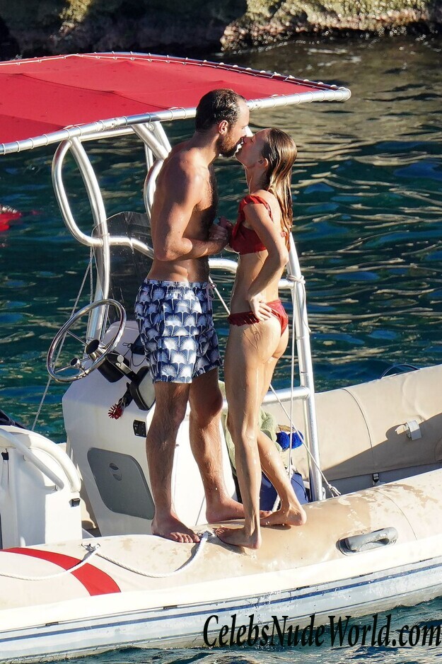 Alizée Thevenet & Pippa Middleton Bikini 45118