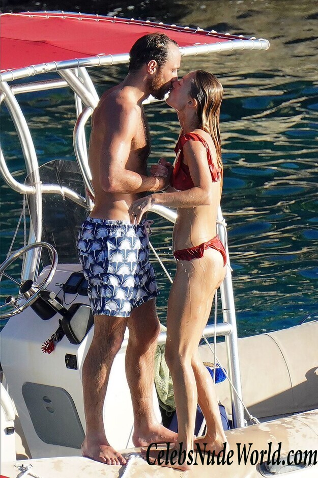 Alizée Thevenet & Pippa Middleton Bikini 45120