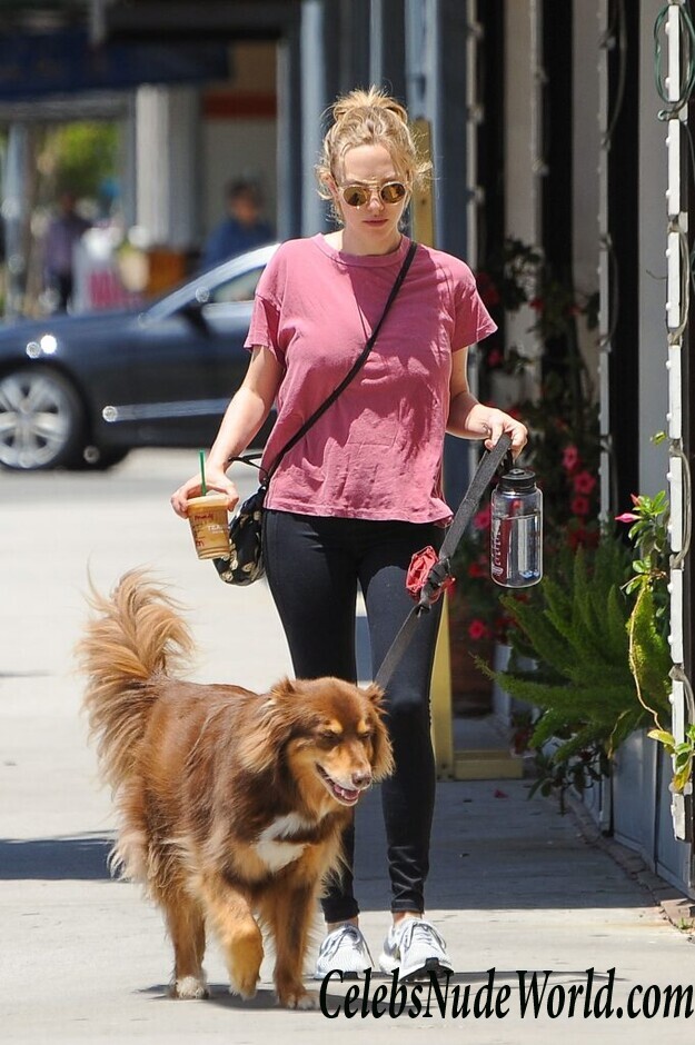 Amanda Seyfried Walking Around And Showing Nipples 45738