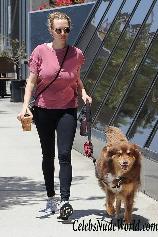 Amanda Seyfried Walking Around And Showing Nipples 45739