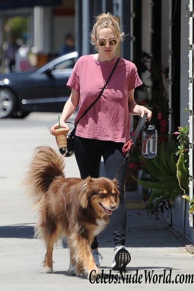 Amanda Seyfried Walking Around And Showing Nipples 45740