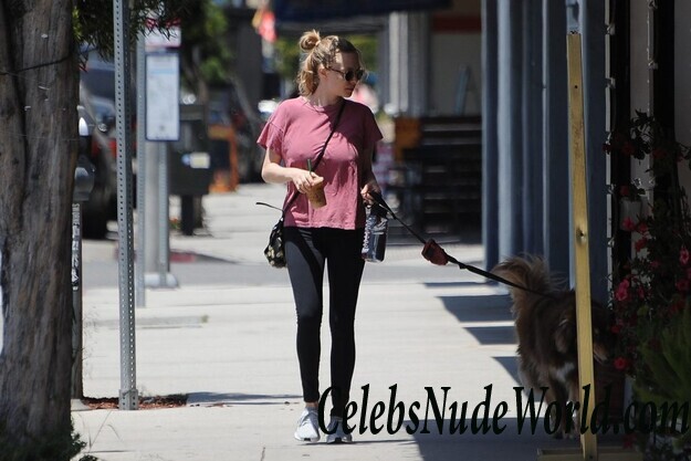 Amanda Seyfried Walking Around And Showing Nipples 45744