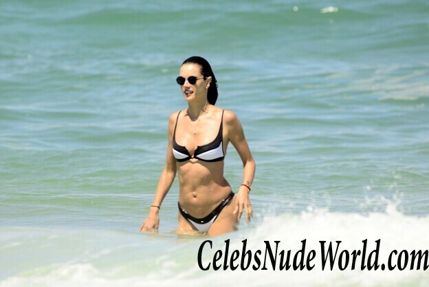 Alessandra Ambrosio Bikini 46074