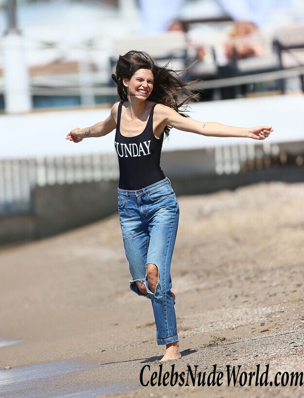 Bianca Balti Doesn't Know About Three Seashells 47250