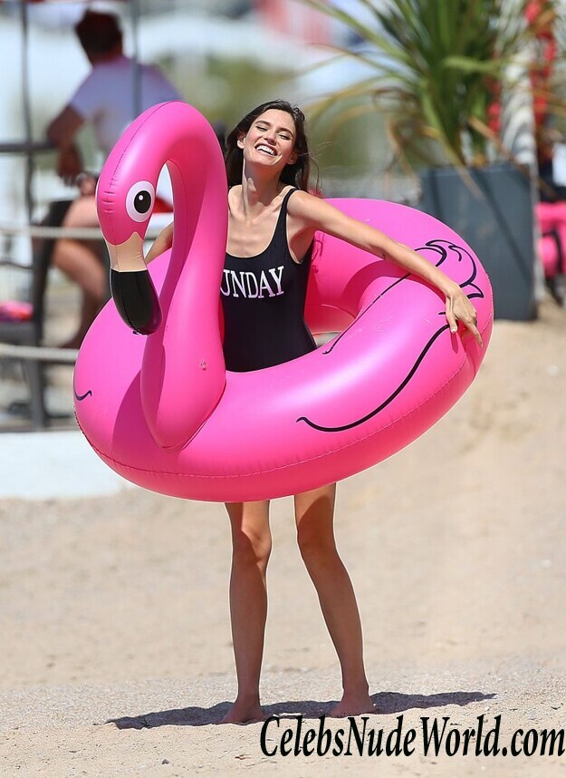 Bianca Balti Doesn't Know About Three Seashells 47259