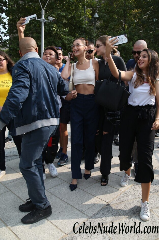 Bella Hadid Pokies 47397
