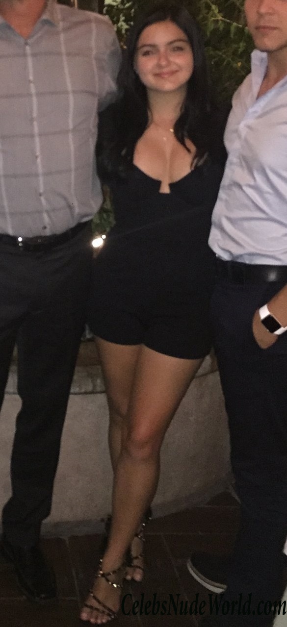 Ariel Winter huge cleavage pics 47750