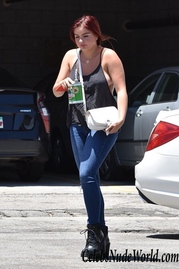 Ariel Winter Braless 48709