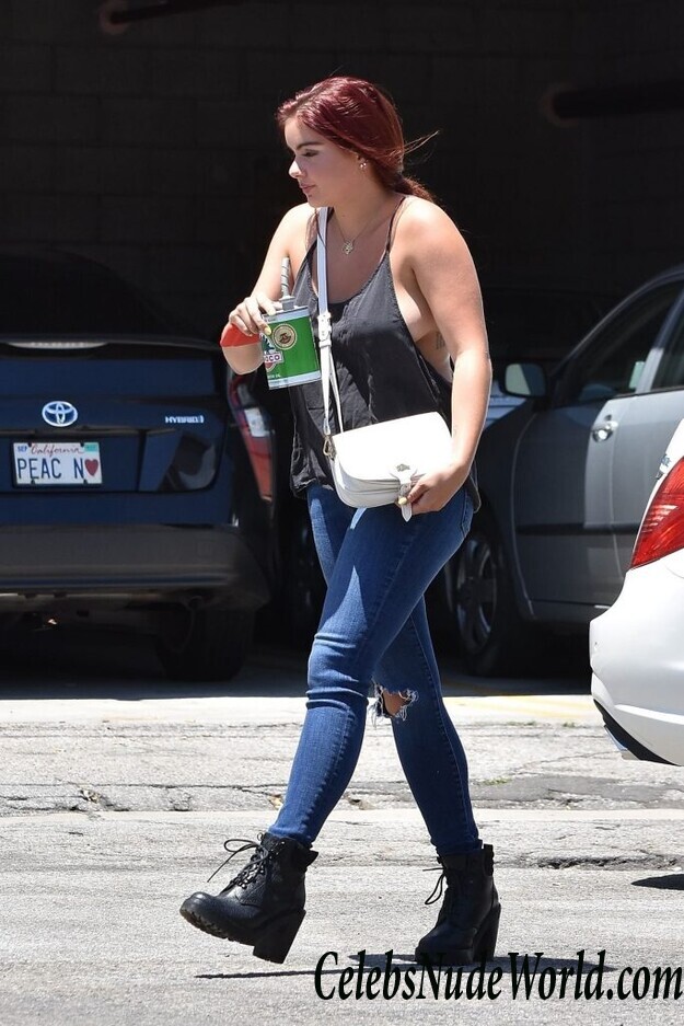 Ariel Winter Braless 48715
