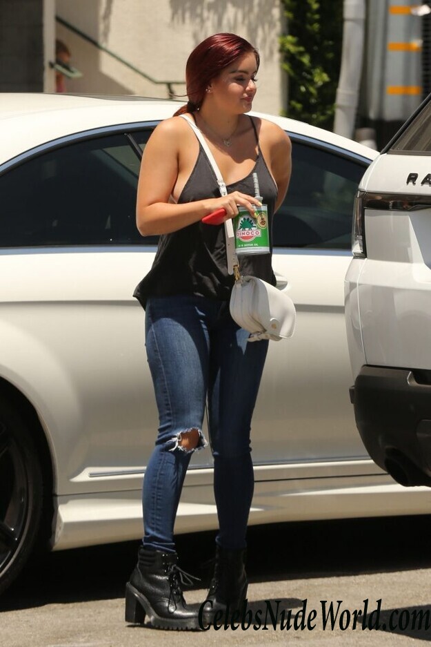 Ariel Winter Braless 48717